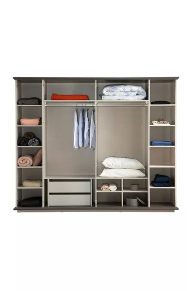 غرفة نوم مارماريس مع سرير بقاعدة وسرير مزدوج