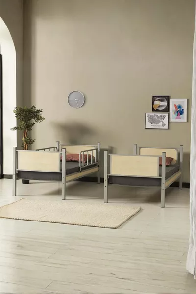 غرفة نوم الأطفال للشباب من المعدن والخشب سرير بطابقين وسرير مفرد باللون الرمادي