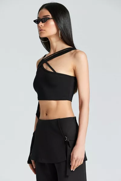 بلوزة  بحمالة واحدة وياقة عميقة وحبال