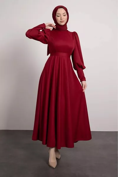 Платье с расклешенной юбкой и драпировкой на рукавах, скромное