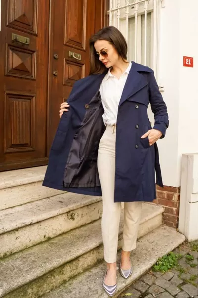 معطف نسائي ترينش كوت كحلي من قماش جابرادين قطني ٪ بطول متوسط ( سم) مبطن ومزود بحزام 