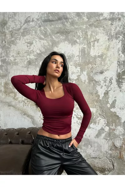 بودي أساسي ضيق بأكمام طويلة وياقة مربعة باللون العنابي 