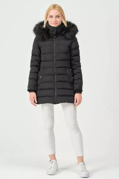 معطف نسائي مع قلنسوة قابل للإزالة وفرو صناعي مبطن