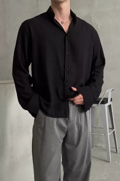 قميص رجالي بتصميم فضفاض ومظهر كتان
