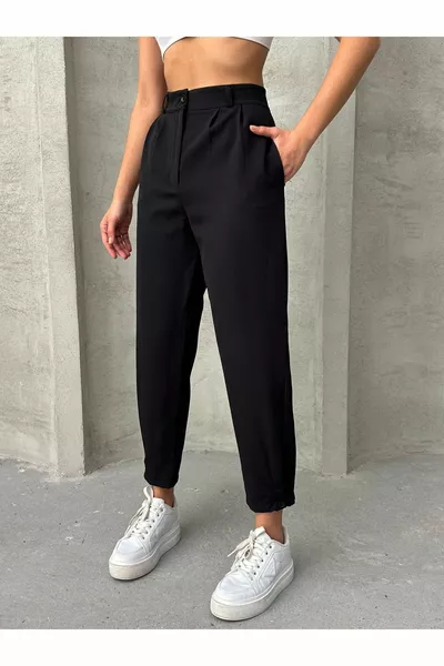 Damenhose mit schwarzem, plissiertem Bein und Knöpfen