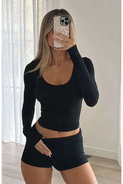 بلوزة بأكمام طويلة مصنوعة من قماش عادي مرن برقبة مربعة