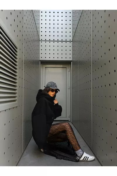 تنورة طويلة دانتيل نسائية بدون بطانة باللون الأسود 