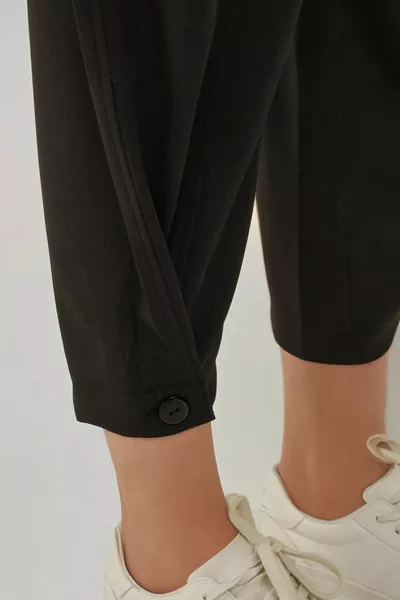 Pantalon sarouel taille haute avec détails à boutons