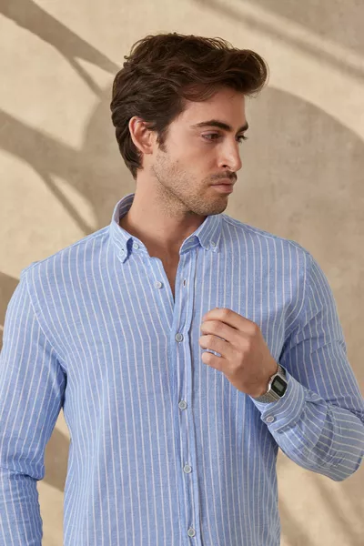 قميص رجالي مخطط من القطن والكتان بتصميم عصري وتناسب نحيف