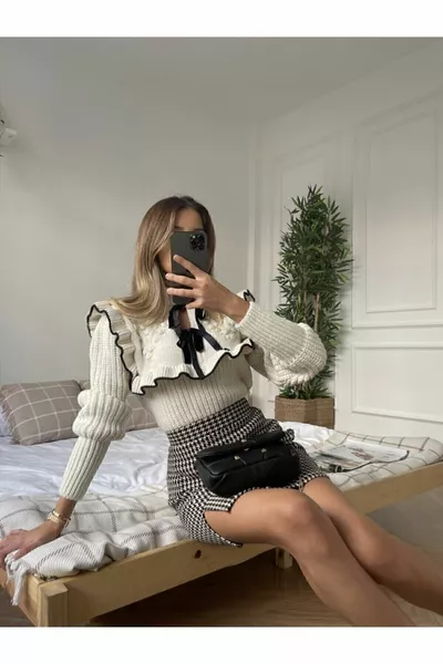 كنزة برقبة كشكش ورباط، بلون كريمي من كريزي شي