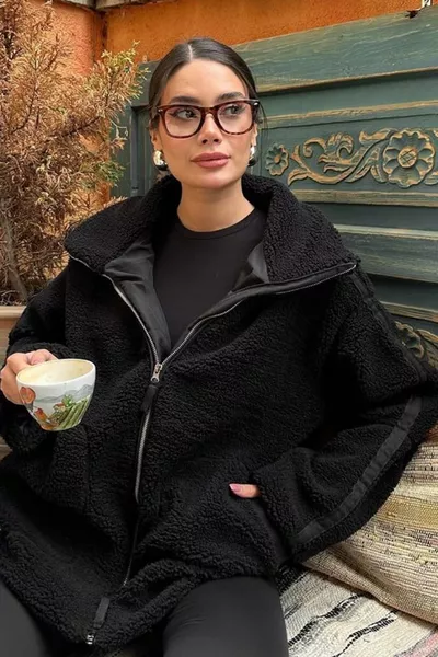 جاكيت فرو أسود بياقة عالية وجيوب 