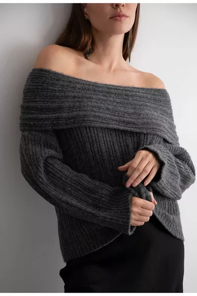 كنزة نسائية رمادية مفتوحة الكتفين بطيات