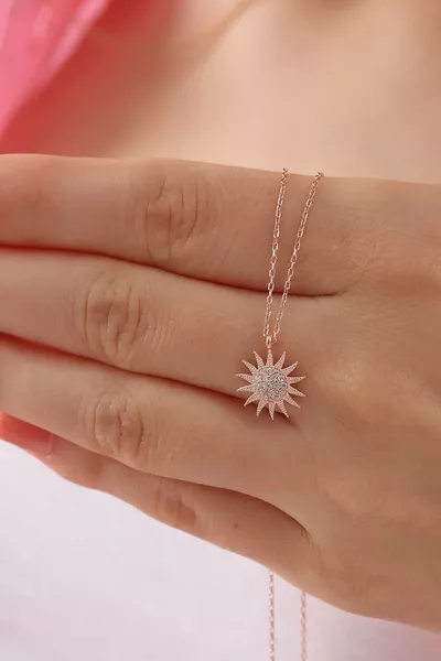 قلادة موديل شمس بسلسلة فضة عيار  مطلية بالذهب الوردي وحجر زركون أبيض