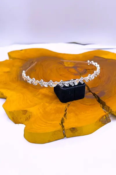 Елегантна и изискана булчинска диадема с кристали и аксесоар за коса