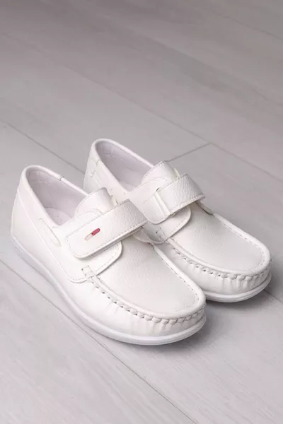 حذاء صبي أبيض بشريط لاصق