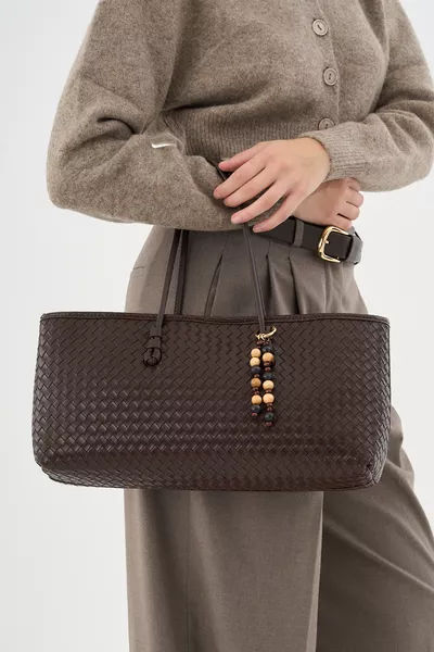 حقيبة توت طويلة نسائية بنية مضفرة