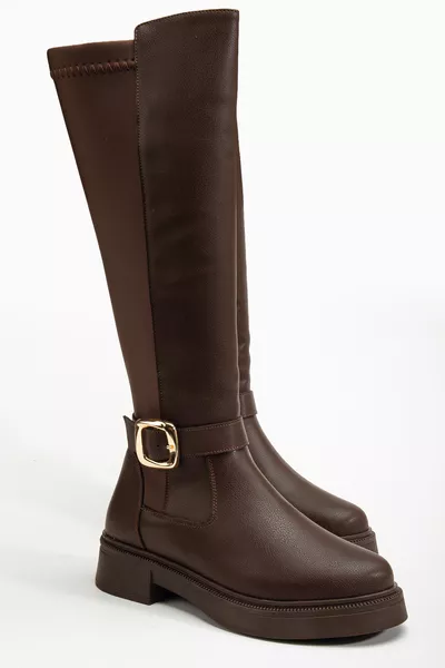 حذاء نسائي بكعب متين ولون القهوة مع تفاصيل مربط وتيليو مطاط في الخلف