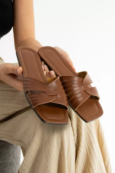 Кафяви дамски чехли за вътрешна и външна употреба