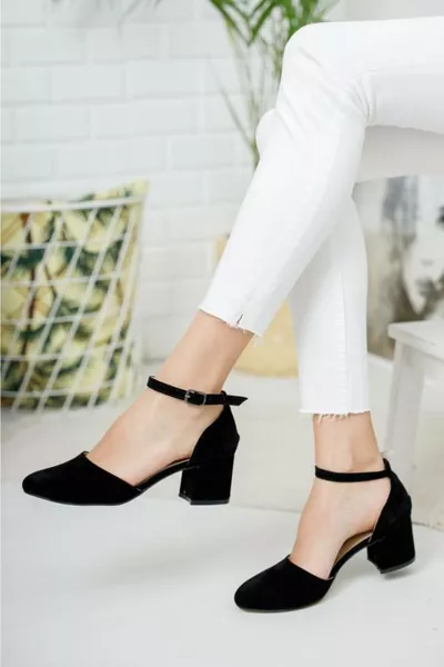 حذاء نسائي بكعب كلاسيكي