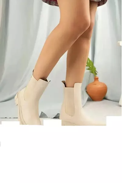 حذاء بوت بكعب مسطح باللون الكريم بدون سحاب، بدون رباط، مع شريط مطاطي جانبي