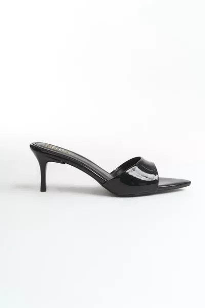 Дамски черни лакови сандали с тънък ток и остър връх