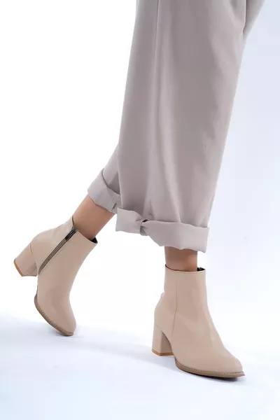 Stivaletti con tacco e scollo profondo