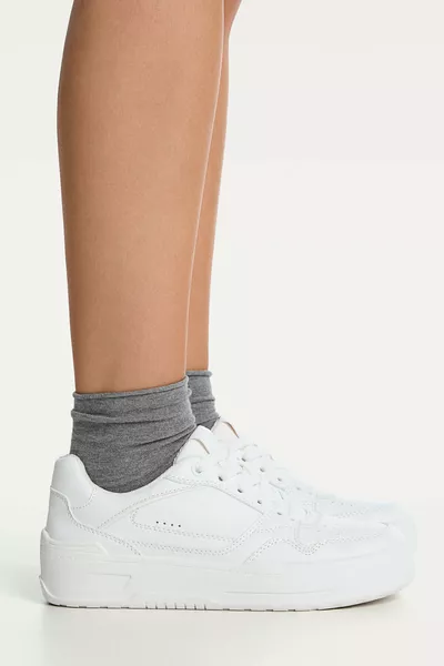 حذاء رياضي أبيض