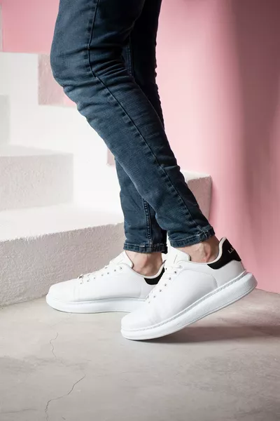 أبيض -  حذاء رياضي بستايل ماكوين للجنسين