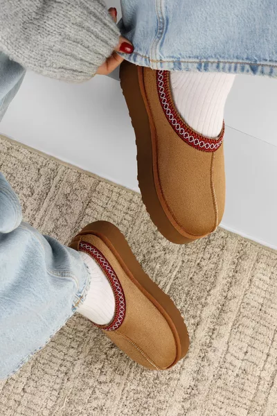 حذاء نسائي Uggps بني قصير من الجلد السويدي مبطن بالفراء داخليًا نعل مسطح بني من القماش