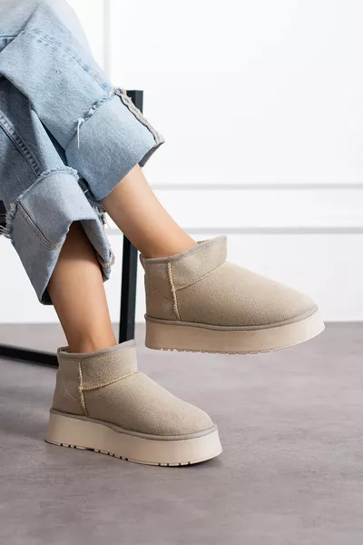حذاء نسائي قصير بيج من الجلد المدبوغ بفرو داخلي ونعل سميك عالٍ لفصل الشتاء