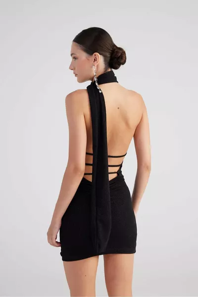 فستان بيلا القصير الأسود برقبة شال وظهر مكشوف مع لمعة