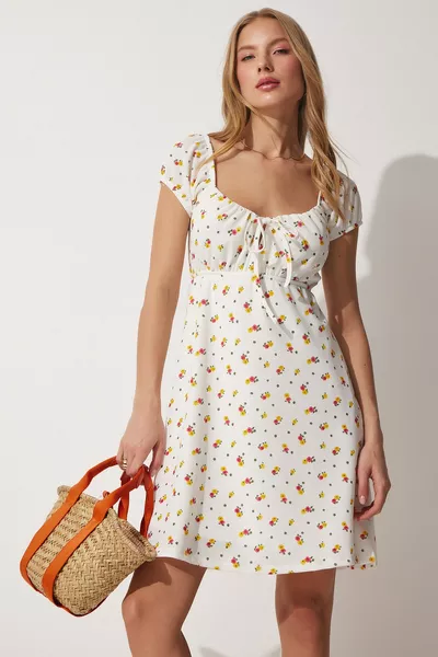 فستان صيفي قصير محبوك بياقة كارمن مزين بالزهور