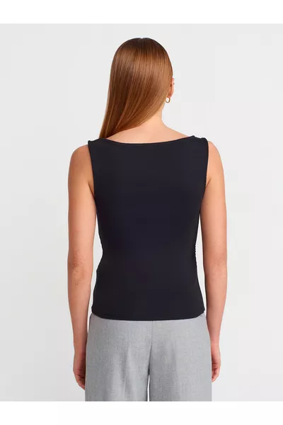  بلوزة بياقة قارب مع كشكش - أسود