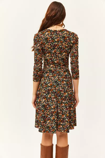 فستان نسائي متعدد الألوان مزخرف بالزهور على شكل كروس 