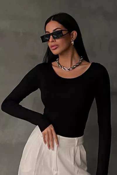 Дамска блуза с черно принцесово деколте