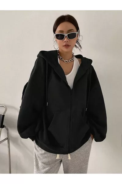 كنزة نسائية بأكمام بالون بسحّاب وتفاصيل على غطاء الرأس باللون الأسود