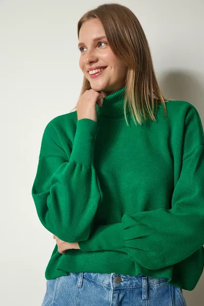 Женский зелёный свитер с высоким воротом и свободным кроем 