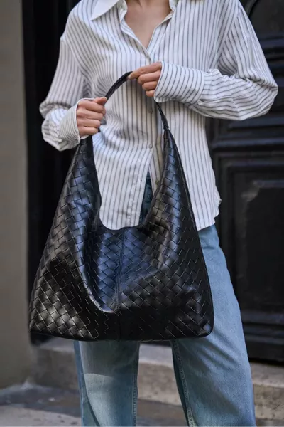 Black Braided Pattern Shoulder Bag – Elegant & Luxurious Look