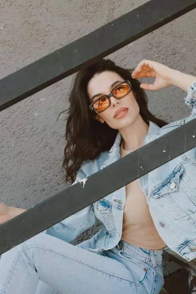 نظارات شمسية عتيقة بإطار سميك باللونين الأسود والبرتقالي