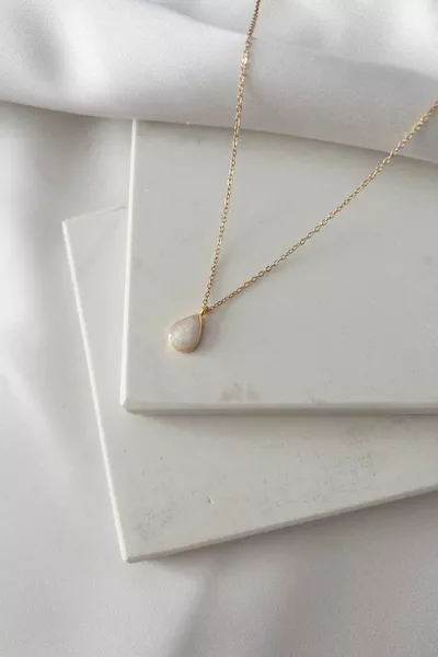 Дамска стоманена огърлица с емайлирано златно покритие и тънко елегантно капковидно колие