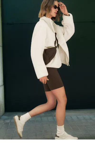 حقيبة صغيرة مبطنة بحمالة كتف متقاطعة