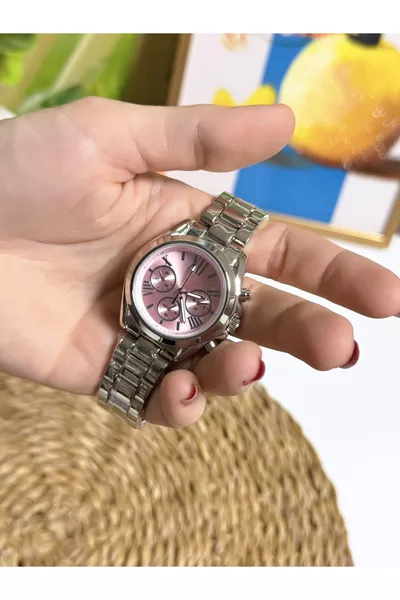 ساعة نسائية عتيقة بأرقام رومانية