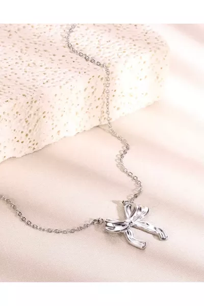 قلادة نسائية بفَصّ فضي على شكل ربطة