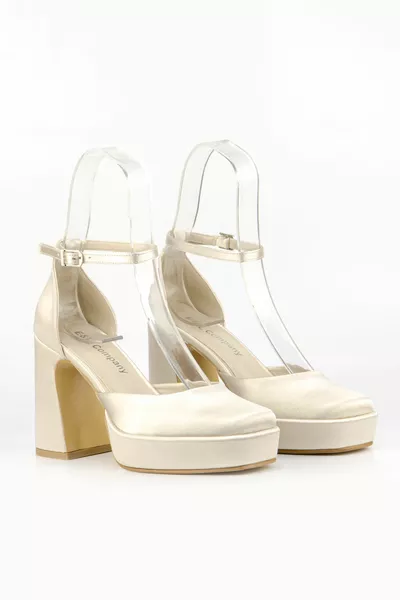 With a cm beige satin platform, running is guaranteed.