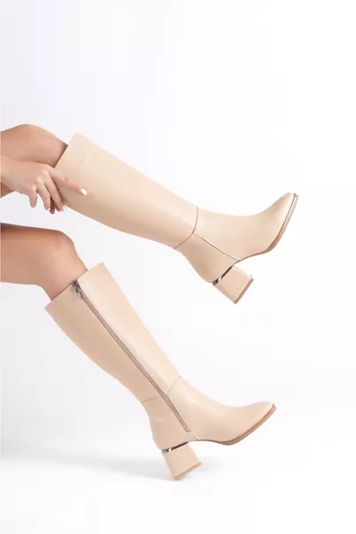 حذاء طويل للنساء يصل تحت الركبة، بكعب عالي، مع تفاصيل لامعة وسحّاب، بمظهر الجلد