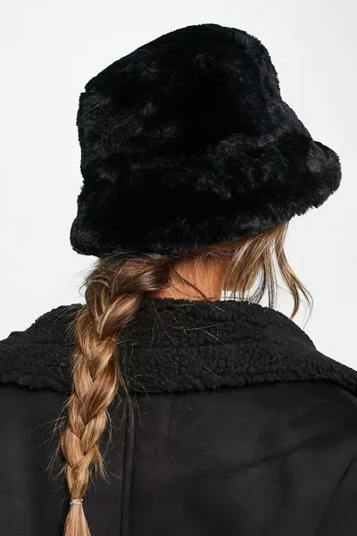 قبعة دلو سوداء بنسيج مخملي ناعم