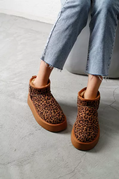 حذاء نسائي توبا ليوبارد ألترا ميني بكعب عالي مبطن بالفرو من الجلد السويدي ارتفاع الكعب 4.5 سم 