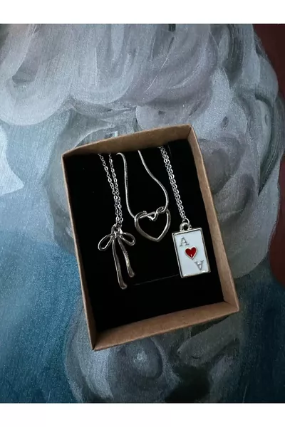 Верижно колие от стомана в сребрист цвят с три висулки: панделка-сърце-