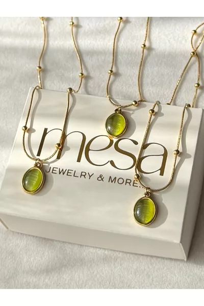 Стоманено колие с овален зелен камък