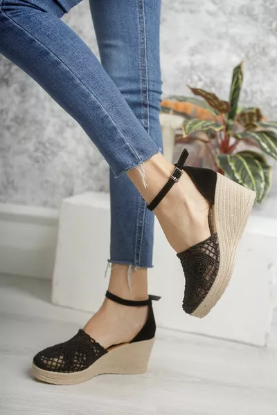 حذاء أسود بكعب سميك ومضفر